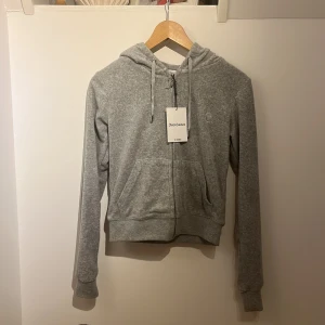 Juicy couture kofta - Jag säljer denna juicy tröja i strl xs. Den är inte använd och jätte fint material! Jag köpte den av en annan tjej här på Plick, men den var inte det materialet som på mina byxor☺️ tryck inte på köp direkt!