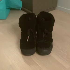 Snygga Yves Salomon moon boots! ✨ - Coola moon boots som är designade av Yves Salomon! Lite slitna som syns på bild 3. Originalpris är 5000 men bud på 600 och köp direkt för 850 kr! Lägger upp igen på grund av oseriös köpare! 