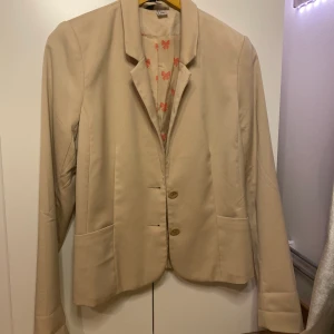 Beige  - Nästan aldrig använd, jätte fin 