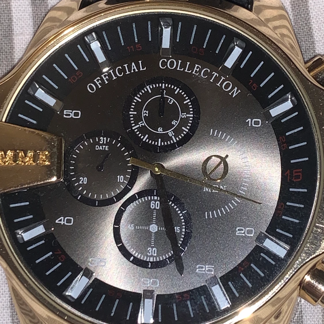 En klocka med svart tyg armband. - 90