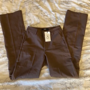 Kostymbyxor från Bik Bok oanvända  - Säljer mina helt oanvända kostymbyxor ifrån Bik Bok (endast testade för att ta bilden ovan)  De är super sköna och fina. Nypris 399kr. Skriv för fler bilder 🥰❤️