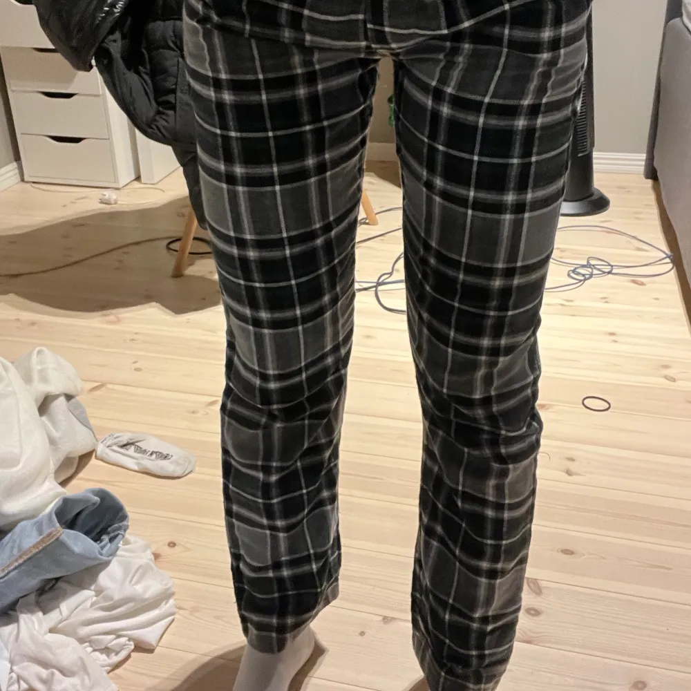 Helt nya pyjamas byxor, råkade få 2 par hem idag! Perfekt i längd och passform som är 170 lång! . Jeans & Byxor.