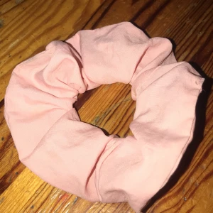 Hårsnoddar  - 2 par hår snoddar 1 för 10 båda för 20! 😊 ( använda men inte jätte mkt) tvättas såklart innan postningen/upphämtning! 