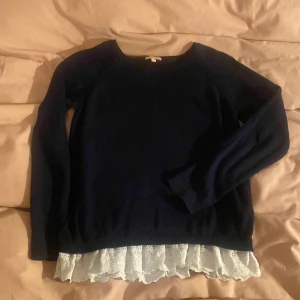 Tröja med spets detalj - Fin mörkblå tröja med vit spets detalj vid kanten