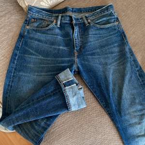 Selvedge Levi’s jeans  Det finns litet märke på knä