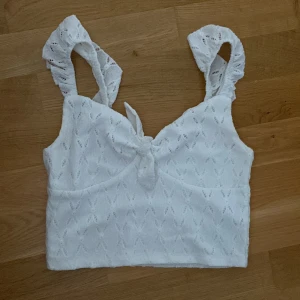 Vit topp - Superfin vit topp. Aldrig använd och vill bli av med den.