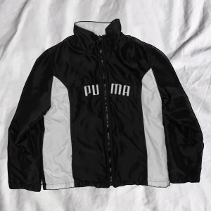 puma fodrad jacka - så ball puma jacka 🌟den sitter som M på mig, även om den är i strl L! buda gärna!!