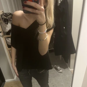 stickad väst - passar mig som normalt har S