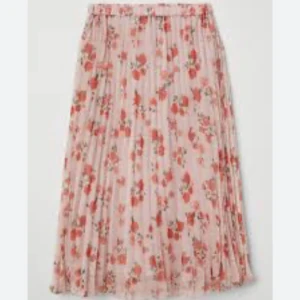 Blommig kjol från H&M - En riktig sommardröm, superfin med vit topp eller liknande. Strl. 36, resårband i midja.