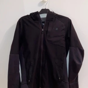 North face vår jacka - En north face jacka som inte går att köpa någonstans längre, köptes på stadium 2020 för 1299, inga skador
