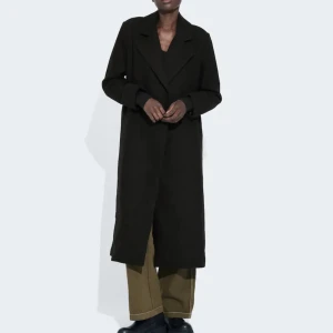 Svart kappa  - Skräddad kappa i mjuk ullmix med krage, långa ärmar och avtagbart knytskärp i midjan. Storlek XS. 