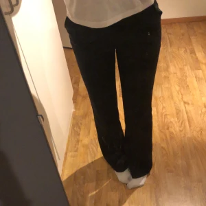 Kostymbyxor (långa) - Kostymbyxor köpta på Lindex i modellen Fiona tall för 500kr. Jag är 176 och de är långa i benen på mig, skulle säga att de är middrise! (Nyskick) 