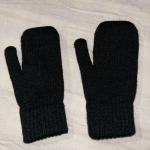 vantar - svarta supermjuka vantar, vet ej var de är ifrån men är aldrig använda då d är för småa, storlek står ej men skulle passa någon med mindre händer💕