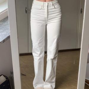Skitsnygga vita vida jeans från HM!! 🫶 Älskar dem men har inte fått användning för dem🫤 använda kanske 3 gånger så väldigt bra skick!! Frakt tillkommer. 
