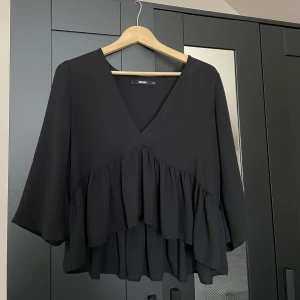 Svart blus  - Så snygg blus som ursprungligen är från bik bok men jag köpte den på sellpy, passar till allt!!❤️Köp direkt för 150 kr och använd inte köp nu!! 