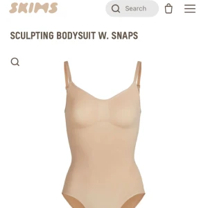 SKIMS Bodysuit S/M - Den trendiga shapewear bodyn, inte använd endast testad men råkade köpa fel storlek… :( Behövde betala frakt från USA plus tull tyvärr❤️❤️