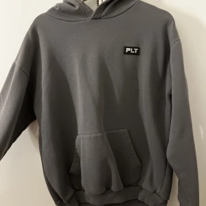 PLT hoodie  - Hoodie från pretty little things i den gråa färgen (charcoal).