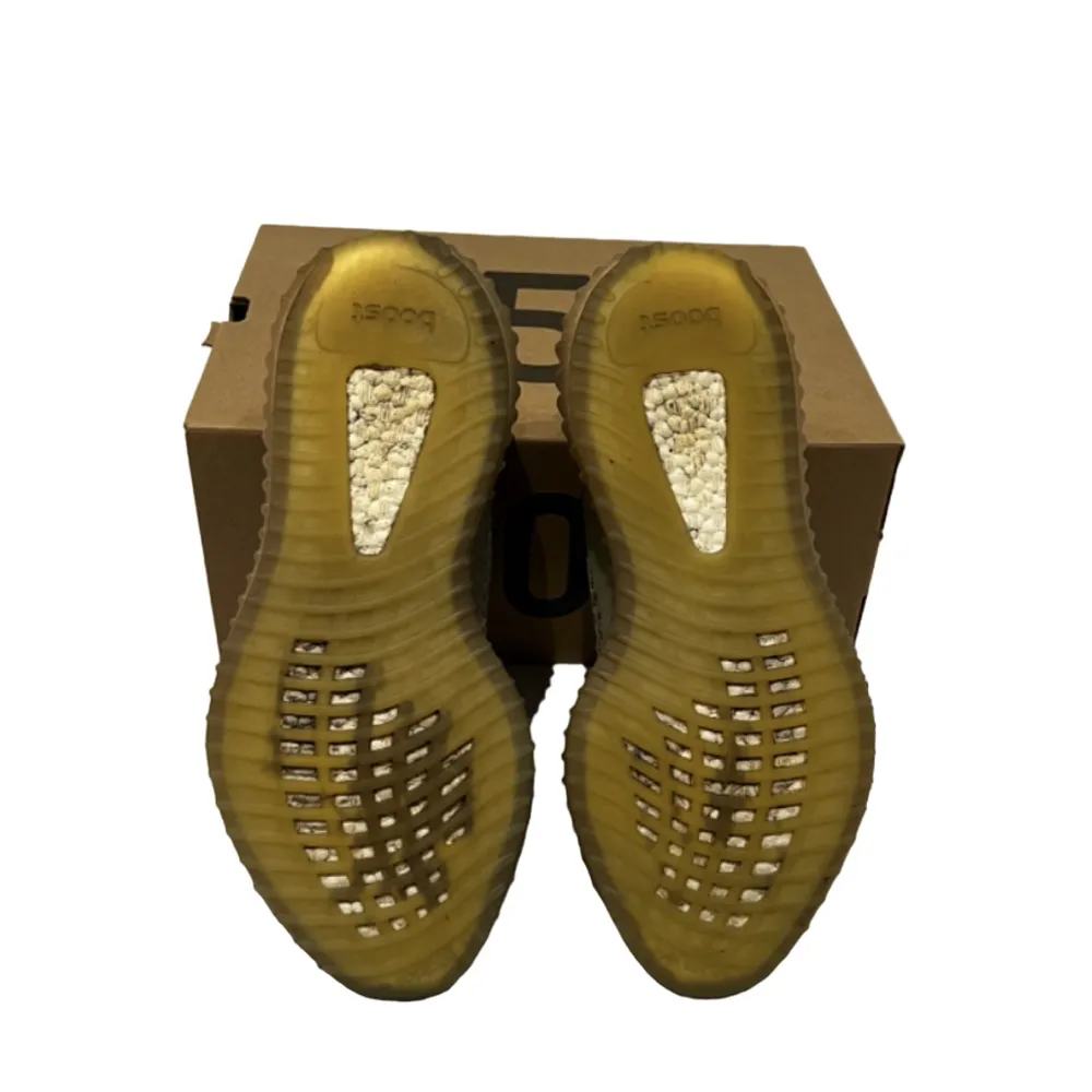 Yeezy Boost 350 V2 i färgen True Form i nyskick. Bortse från under delen av sulan ser resterande sko näst intill ny ut. Ni hittar alla våra annonser på instagram @wearable_twice. . Skor.