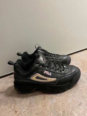 Skor Fila - Skor från fila i stl 39, fint skick 