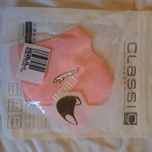 Nytt Munskydd Puma🌞 - Här har jag ett Nytt Munskydd som jag aldrig kommer att använda (har så många ☺️) Märke Puma. Pris 15 kr plus frakt 16 kr 🌞 Swish finns 🌞 vid frågor kontakta mig 🌞 Anki 