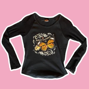 Tröja från Harley Davidson - Så snygg tröja från Harley Davidson! Säljes billigt på grund av slitage (se sista bilden), den har ett håll i ena armhålan. Står ingen storlek, men passar S.🖤