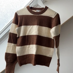 Stickad tröja  - Stickad tröja i fint skick!  Storlek XS! (Men passar mig som har S) Frakt tillkommer som köparen står för! 📦 