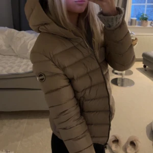 Colmar jacka  - Jacka från colmar köpt förra vintern för 3500 tror jag. Anvönda några få gånger då bara så skicket är som nytt!! Italienska storlekar så storlek 42 och det är en s❤️Sista bilden är lånad för att visa färgen rättvist!