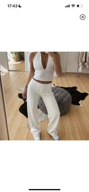 Kostymbyxor  - Vita kostymbyxor  mid-waisted  Säljer vidare pga att dom passade tyvärr inte på mig. Jätte skönt material! (Inte mina bilder) 