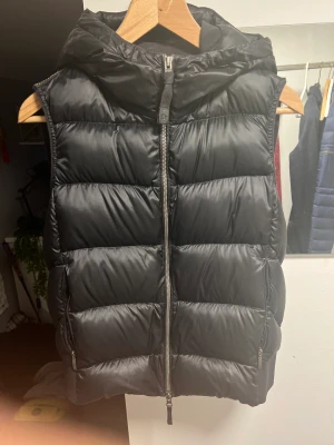 parajumper väst - Säljer en knappt använd parajumper väst ny pris cirka 3500kr