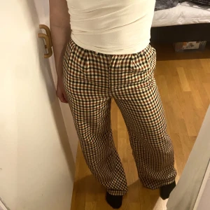 Kostymbyxor  - Rutiga byxor från bohoo, aldrig använda. De är köpta på ”tall” så de är långa i benen, passar mig som är 180. Säljer då de är för tighta i midjan. Skriv privat för frågor💛💛