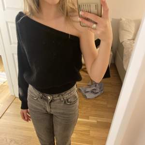 Stickad one shoulder tröja perfekt när man vill klä sig lite finare säljes💕🥳