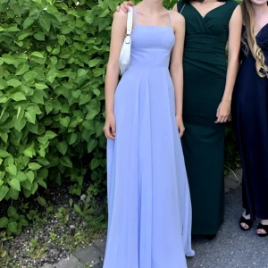 Balklänning - Säljer min jättefina blå/lila balklänning från 9an 💜 Den har slits vid ena benet och även fickor!!!🙌🏼 Endast använd 1 gång och i bra skick, kan vara lite smutsig längst ner men det går att tvätta bort! Perfekt längd för mig som är 174cm 🫶🏼