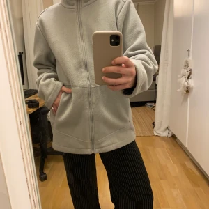Clique fleece  - Helt perfekt nu i vinter! Felfri. Står att det är en M men skulle säga att den är mer åt L hållet:)