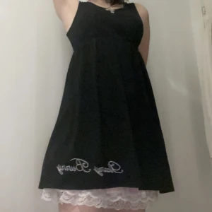 Kawaii svart klänning  - Har använt typ 2 gånger hemma, köpt för några år sedan men har inga fläckar eller hål köpt för 300 kr S men funkar som XS då det är CN Underkjolen inkluderas inte