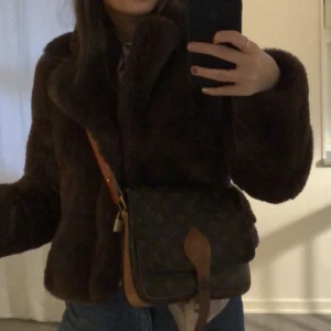 Brun pälsjacka  - Brun pälsjacka från Bubbleroom. Sparsamt använd, men översta knappen har ramlat av. Går att stänga ändå med den andra knappen eller bara ha öppen. Väldigt fin nu till hösten🥰