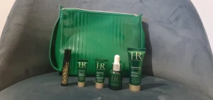 Smink - 1st Powercell skinmunity serum 10 ml  1st Powercell skinmunity The cream 5 ml 1st Powercell anti- pollution mask 20 ml   1st powercell 24H  eye care 3 ml HR  Lash Queen Feline   1stBlacks 2ml (01 black black) Smink väska  ingår   Totalvärde ca 1500 kr