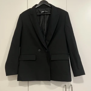 Kavaj Zara - Säljer denna svarta kavaj/blazer från Zara i storlek M då jag inte använder den!🥰 Endast använd 2 gånger, så den är i väldigt bra skick!🫶🏼 Skriv för fler bilder!
