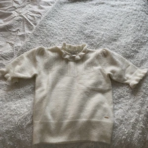 Stickad topp - Säljer denna superfina tröja ifrån Lindex som jag aldrig använt endast prövat. Nypris är 350 men säljer för 200, hör av er för fler bilder💞