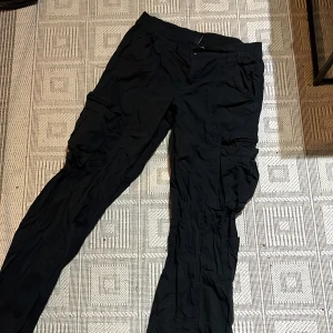 Byxor 200kr - Andvända 2 gånger i storlek 38 Svara byxor med Sido Fickor