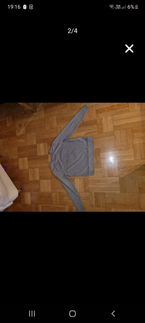 Fin grå tröja  - Tröja. Några noppror på framsidan 