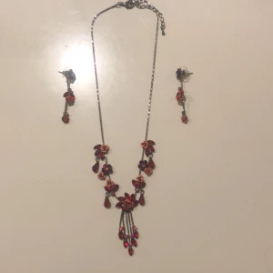 Halsband och örhängen  - Jättefint matchande sätt av smycken!