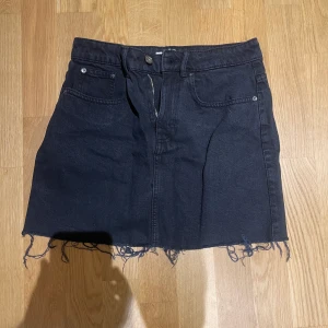 Zara Denim Kjol - Zara Denim Kjol som har bra passform. Färgen är svart och storleken är S. Nypris: 650kr.