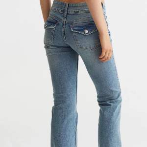 Säljer dessa lågmidjade jeans som är slutsålda överallt. Jeansen är i bra skick har gjort hål inuti byxorna för att ta in ett snöre så dom blev mindre. Men det är inget som syns. Om det är något ni undrar bara fråga💗