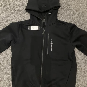 Sail racing zip hoodie  - Säljer en helt ny sail racing hoodie storlek M. Köpt i butik för 1300 säljer den för 950. Tar emot byten. 