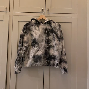 Batik hoodie - Batikhoodie från Zalando. Använt ca 2 ggr, inga defekter!! Nypris: 280kr💗