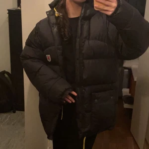 Fjällrävenjacka - Säljer min fjällräven dunjacka (den tjockare versionen) som är i nyskick och använd fåtal gånger🌟skriv för fler bilder❤️‍🔥nypris 8000kr.