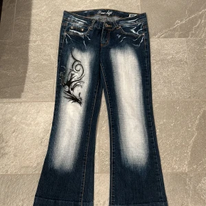 lowrise jeans - Nu tar jag o säljer mina älsklingsjeans 😭🫶 Köpt på secondhand, jättebra skick men dom sitter VÄLDIGT lowrise, därför om du inte gillar det råder jag att sätta en tröja över/för. Passar mig som är runt 162-165 dock lite stora runt midjan🥰