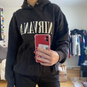Nirvana hoodie - cool nirvana hoodie köpt på carlings! I fint skick (smutsen är på spegeln…) Hör av er vid frågor eller fler bilder!!