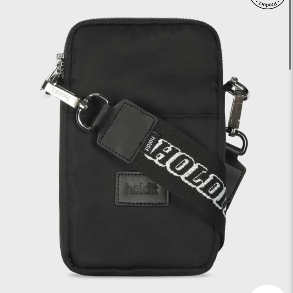Perfekt liten väska som får plats med det viktigaste! Använd ett par gånger, Superbra skick!🥰 nypris 500kr. Väskor.