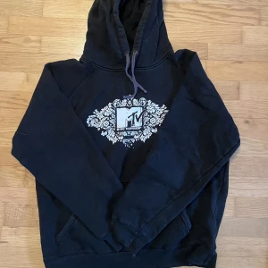 MTV hoodie  - As cool hoodie. Skulle säga att den motsvarar s-m